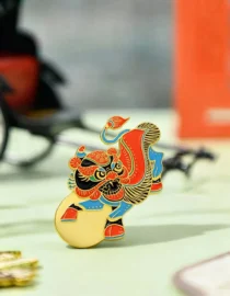 Bộ sưu tập huy hiệu tráng men Enamel Pin của Nomomate: Sư Tử Đêm Trăng